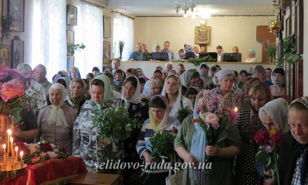 Верующие Селидово отметили праздник Святой Троицы