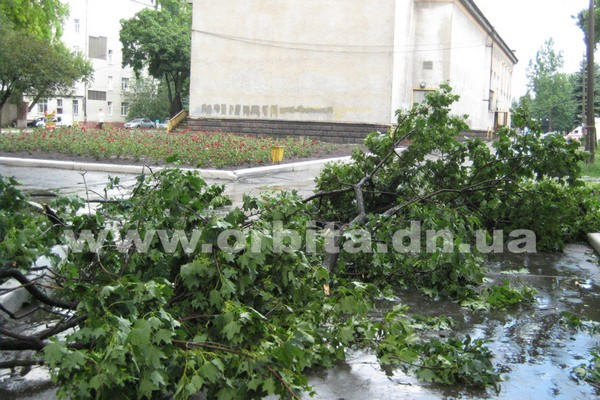 Буря и ливень с градом натворили немало бед в Покровске