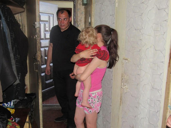 В Горняке горе-мать оставила свою маленькую дочь на соседа-наркомана и пошла гулять