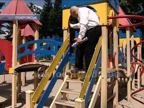 Современная детская площадка в центре Покровска стала опасной для детей