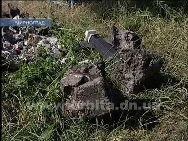 В Мирнограде молодые парни разрушали кладбищенские могилы