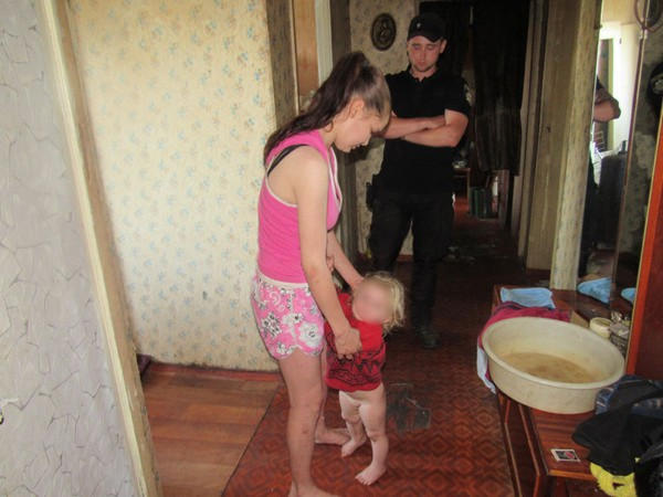 В Горняке горе-мать оставила свою маленькую дочь на соседа-наркомана и пошла гулять