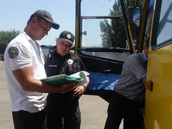 В Селидово пьяный водитель микроавтобуса пытался сбежать от полицейских
