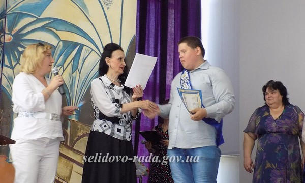 Выпускникам Селидовского профессионального лицея торжественно вручили дипломы
