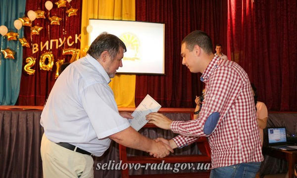 Выпускникам Селидовского горного техникума торжественно вручили дипломы