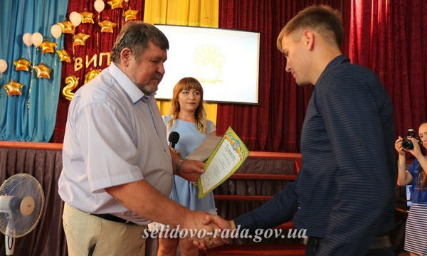 Выпускникам Селидовского горного техникума торжественно вручили дипломы