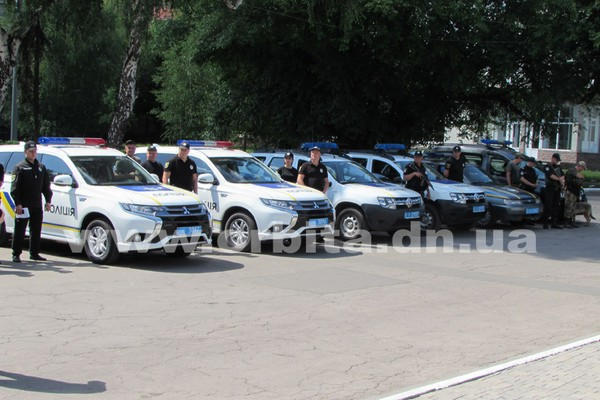 Полицейские Покровска похвастались новыми внедорожниками