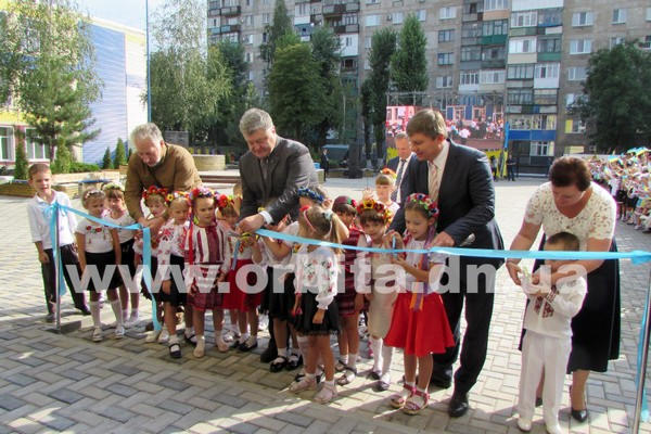 Президент Украины открыл школу в Покровске