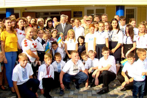 Президент Украины открыл школу в Покровске