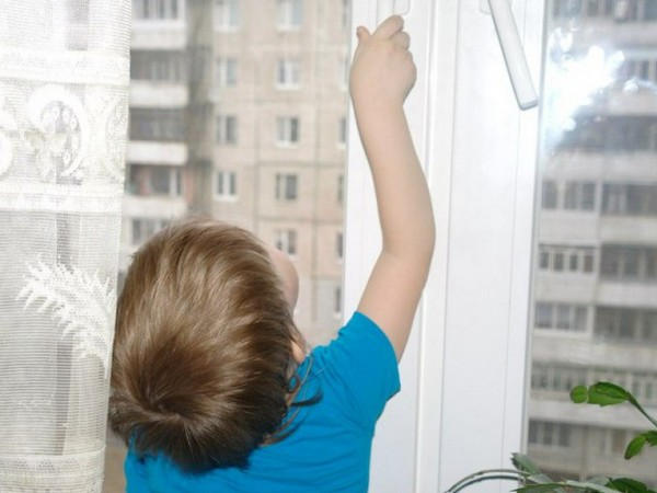 В Покровске 6-летний мальчик выпал из окна четвертого этажа