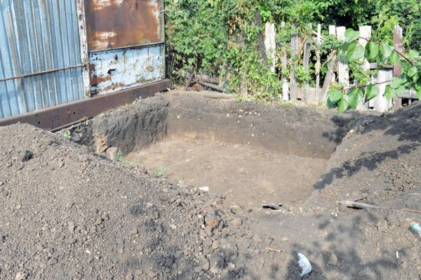 Житель Покровского района, копая яму в огороде, нашел тайник с оружием