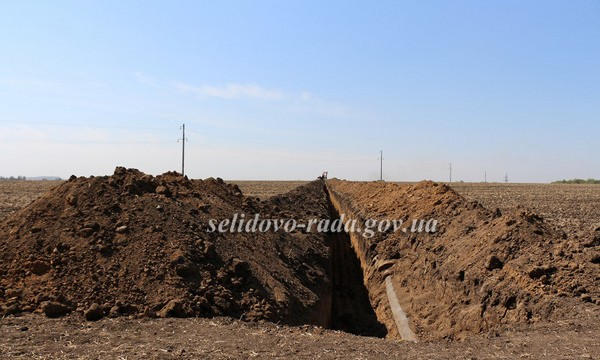 Мэр Селидово проверил, как идет ремонт канализационного коллектора