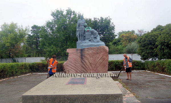 Памятники в Селидово приводили в порядок безработные