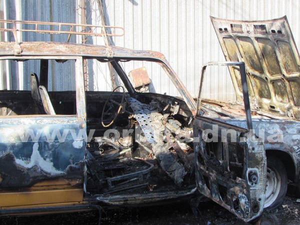 В Покровске сгорел дотла автомобиль, припаркованный возле рынка