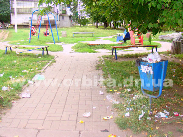 В Покровске «ничейная» детская площадка утопает в мусоре