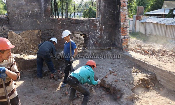 Мэр Селидово проверил ход строительных работ на территории ДЮСШ