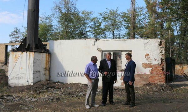 Мэр Селидово проверил ход строительных работ на территории ДЮСШ