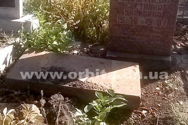 На кладбищах Покровска орудуют вандалы