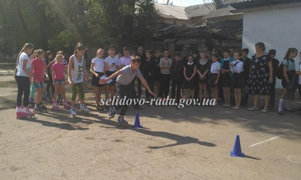 Селидовские гимназисты Всемирный день без автомобилей провели на роликах
