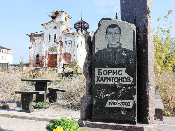 В Донецке на разрушенном обстрелами кладбище продолжают хоронить людей