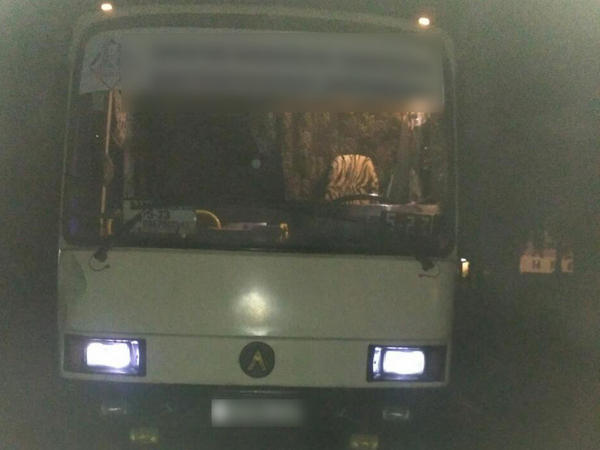 В Мирнограде женщина, попав под колеса автобуса, получила травму головы и перелом руки