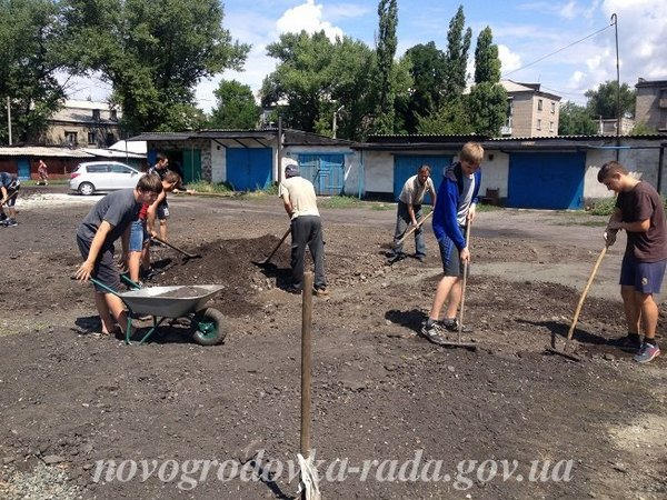 Подростки Новогродовки помогли благоустроить город