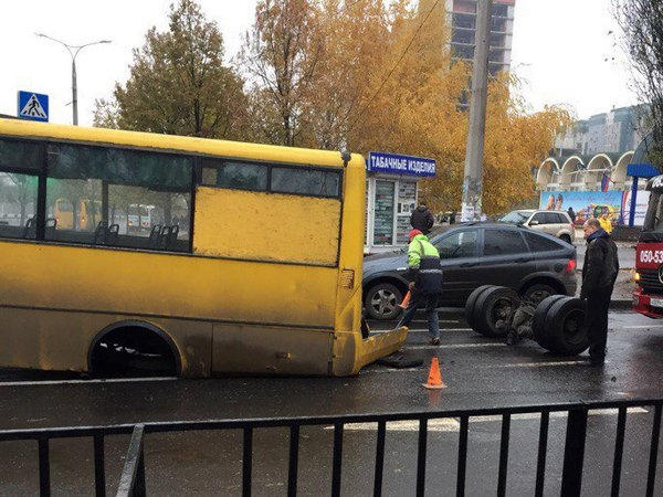 В Донецке маршрутка на ходу «потеряла» колеса