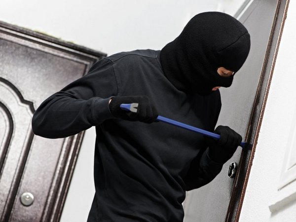 В Покровске двое мужчин поставили квартирные кражи на поток