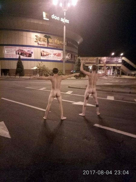По центру Донецка разгуливают голые мужчины
