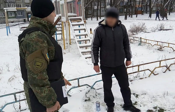 В Мирнограде на детской площадке задержали мужчину с боеприпасами