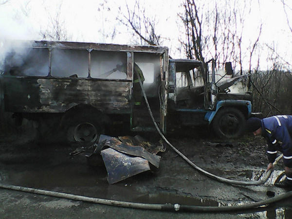 В Покровском районе сгорел автомобиль: пострадали два человека