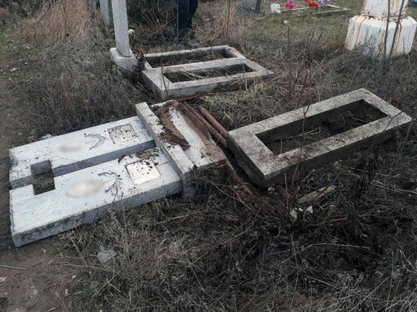 Житель Селидово разрушал кладбищенские могилы ради металлолома