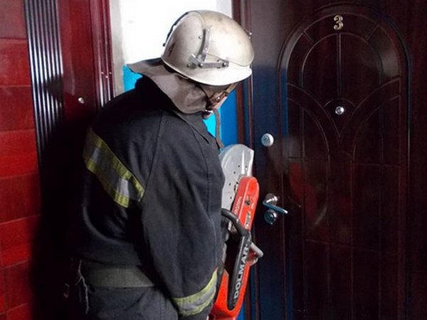 В Покровске спасатели помогли мужчине попасть в квартиру, где находился его пьяный сын