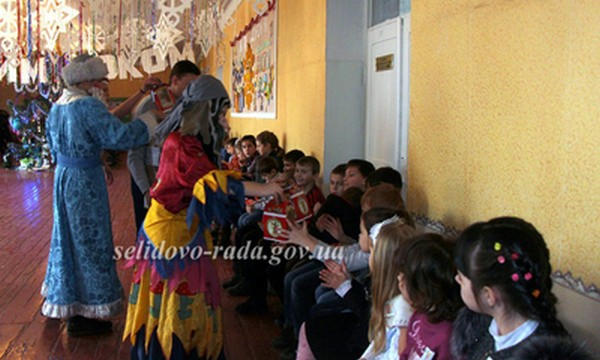 Детям Украинска и Цукурино подарили новогодние спектакли