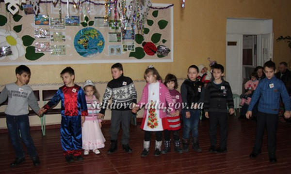 Детям Украинска и Цукурино подарили новогодние спектакли