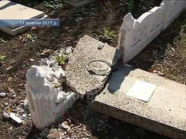 На кладбище в Родинском разрушили памятники