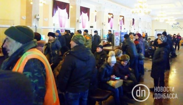 Жители оккупированного Донецка с 5 утра выстраиваются в очереди за стартовыми пакетами «Феникс»