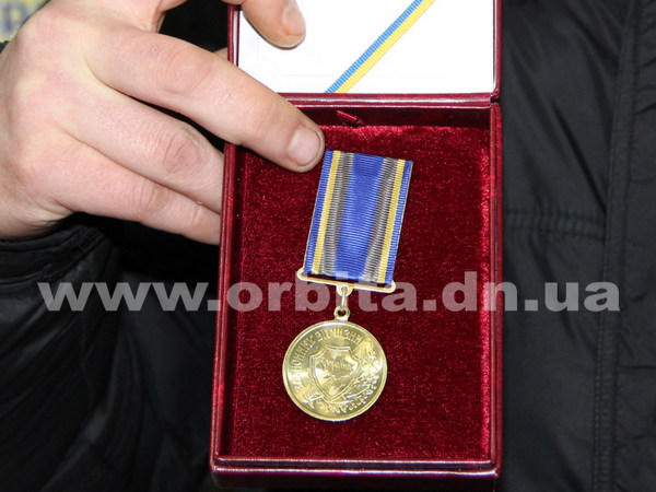Участнику АТО из Гродовки торжественно вручили медаль «Защитнику Отечества»