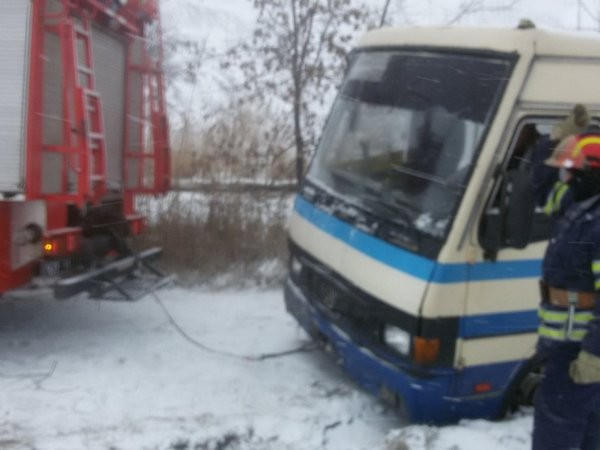 В Селидово спасателям пришлось вытаскивать из снежных заносов автобус и грузовой автомобиль