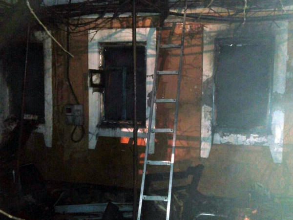 Жители Мирнограда равнодушно наблюдали за тем, как мужчина горел в своем доме