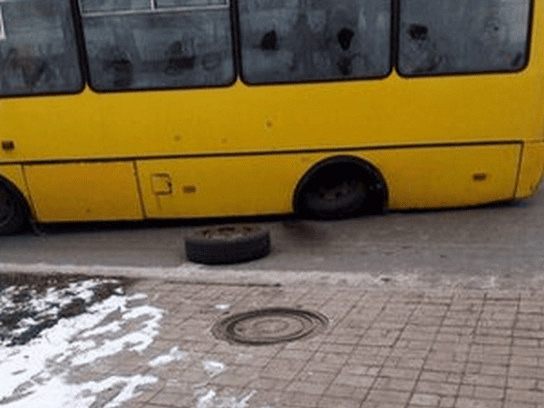 В центре оккупированного Донецка у маршрутки на ходу отвалилось колесо