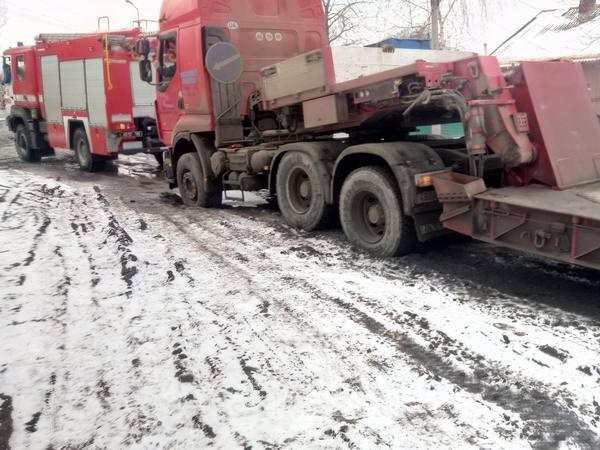 Даже грузовики не могут преодолеть ямы на дорогах Покровска