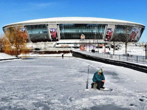 В Донецке возле стадиона «Донбасс Арена» начали ловить рыбу