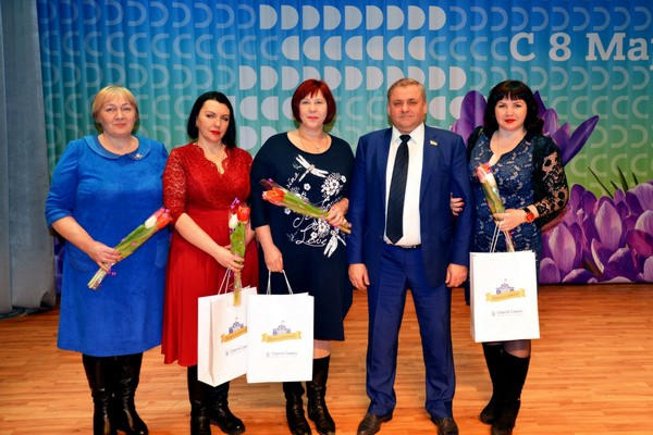 Женщинам из Селидово и Новогродовки накануне 8 Марта подарили хорошее настроение