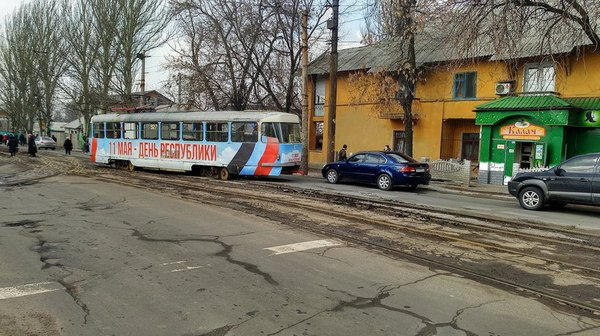 В оккупированном Донецке сошел с рельсов трамвай с символикой «ДНР»