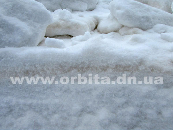 Экологи объяснили причины выпадения желтого снега в Покровске