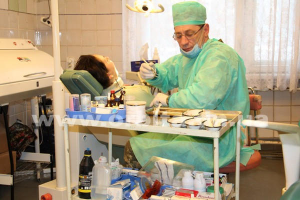 В Покровске военные медики бесплатно лечат местных жителей