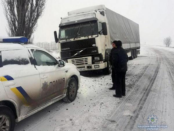 В Покровском районе более 12 часов не могли освободить грузовик из снежного плена
