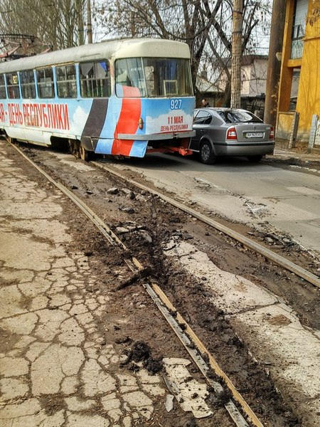 В оккупированном Донецке сошел с рельсов трамвай с символикой «ДНР»