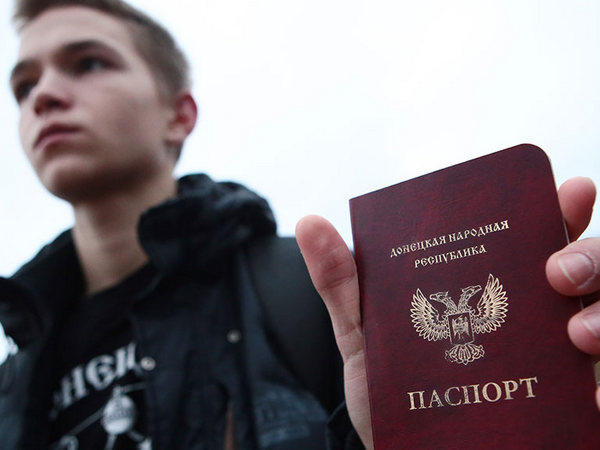 Как жители оккупированного Донбасса относятся к «паспортам ДНР»